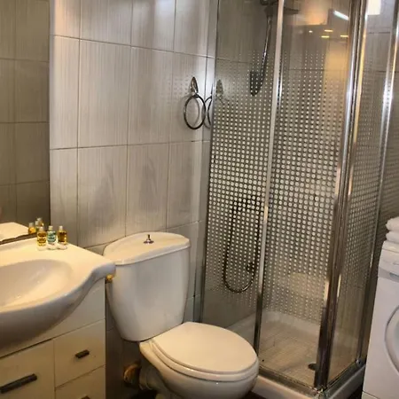 Iris's With Parking Apartment