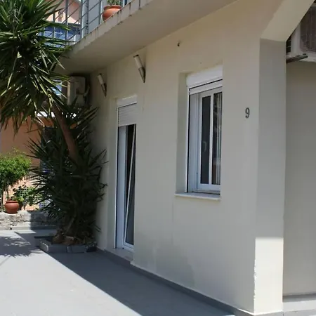 Iris's With Parking Apartment